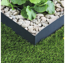 Garten mit Rasen und Beetbegrenzung aus Metall
