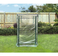 Kleingewächshaus mit Rahmen und transparenter Folie im Garten