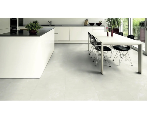 Heller, moderner Küchen- und Essbereich mit Fliesenboden, Kücheninsel und Esstisch mit Stühlen.