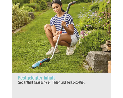 Frau benutzt Akku Grasschere Set mit Teleskopstiel im Garten