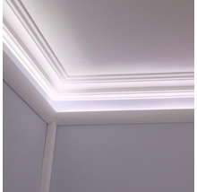 Deckenleiste mit indirekter Beleuchtung an Wand und Decke