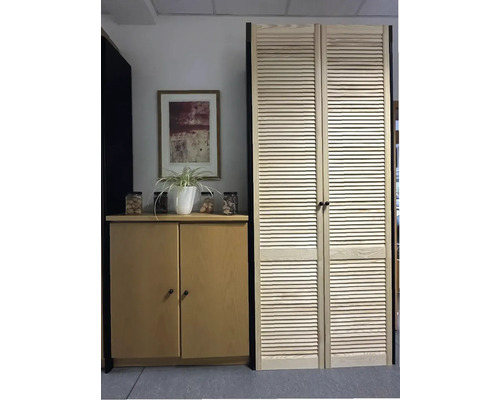 Szene mit Holzschrank und Lamellentüren