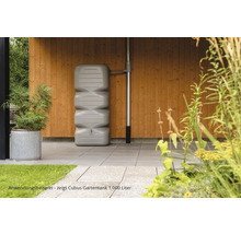 Gartenszene mit einem grauen 1000 Liter Cubus Regentank an einer Holzwand