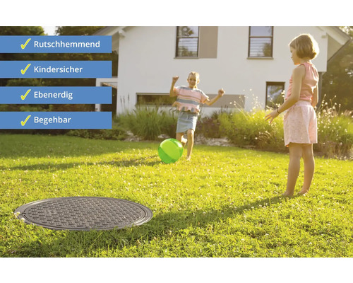 Bodenebene Schachtabdeckung im Garten mit spielenden Kindern, rutschhemmend, kindersicher und begehbar