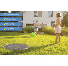 Bodenebene Abdeckung im Garten mit spielenden Kindern, rutschhemmend, kindersicher und begehbar.