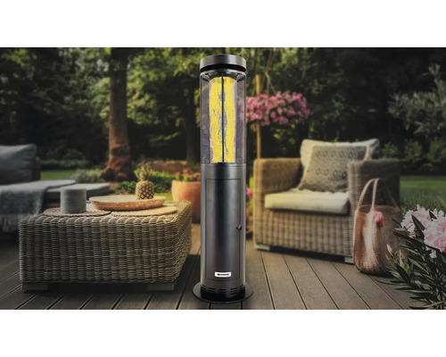 Terrassenszene mit stehender Heizung, Korbtisch und Korbsesseln