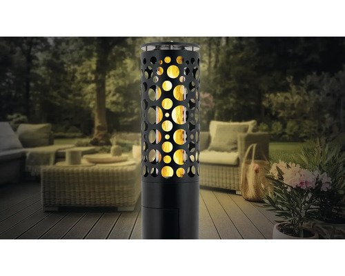 Dekorative Gartenfackel mit kreisförmigem Muster auf einer Terrasse