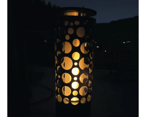Dekorative Gartenleuchte mit kreisförmigem Muster sorgt für stimmungsvolle Beleuchtung im Außenbereich.