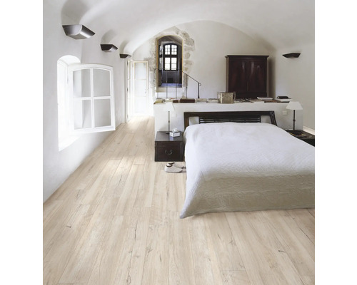 Heller Schlafraum mit Holzboden, Bett und Fenster