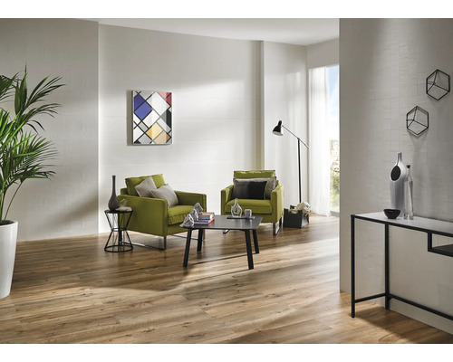 Heller Wohnraum mit zwei Sesseln, einem Couchtisch, einer Stehlampe, einem Sideboard und Holzboden