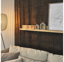 Wohnzimmer mit Wandpaneelen in Steinoptik, Regal, Dekoration und Stehlampe