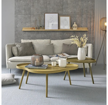 Wohnzimmer mit Sofa, Couchtischen und Dekoration