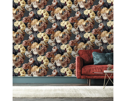 Raumansicht mit Blumentapete, rotem Sofa und Teppich