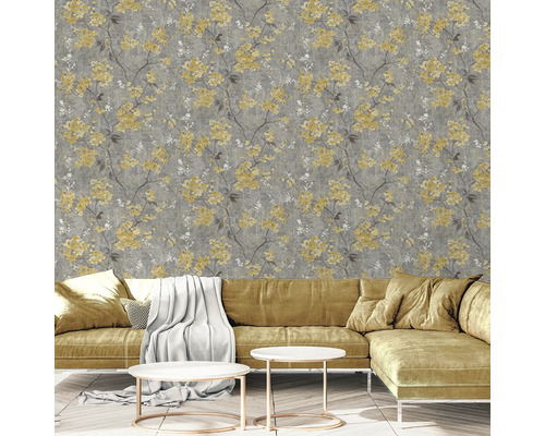 Wohnzimmer mit floral gemusterter Tapete, Sofa und Couchtischen