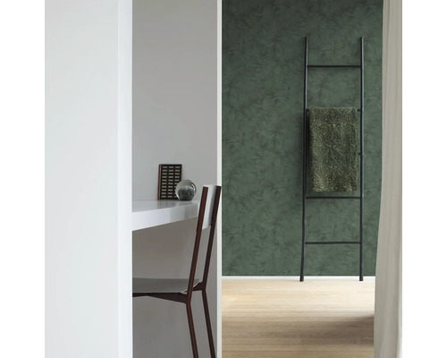 Wohnraum mit Schreibtisch, Leiter und gemusterter Tapete für eine stilvolle Inneneinrichtung