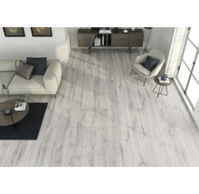 Heller Wohnraum mit Holzboden, Sofa, Sessel und Anrichte