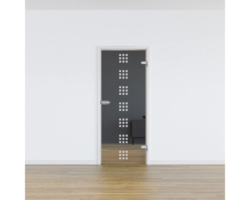 Zimmertür aus Glas mit quadratischem Muster in einer hellen Wohnung