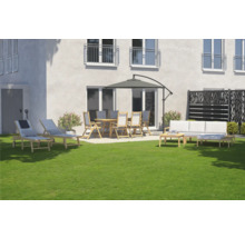 Gartenszene mit Esstisch, Stühlen, Sonnenschirm, Liegen, Sofa und Gartenzaun