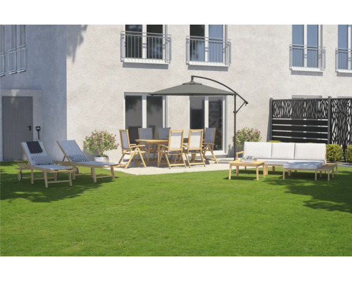 Gartenszene mit Esstisch, Stühlen, Sonnenschirm, Liegen, Sofa und Gartenzaun