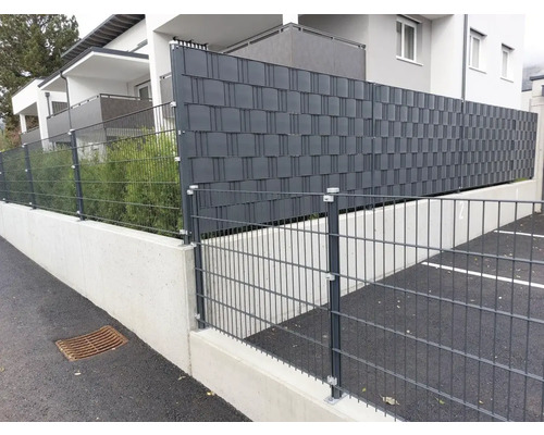 Drahtgitterzaun mit Sichtschutzstreifen zur Grundstücksbegrenzung