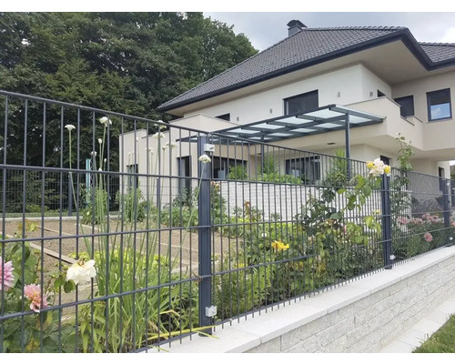 Gartenszene mit Doppelstabmattenzaun vor einem Haus