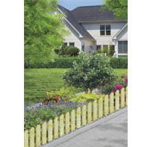 Garten mit Holzzaun und Blumenbeet