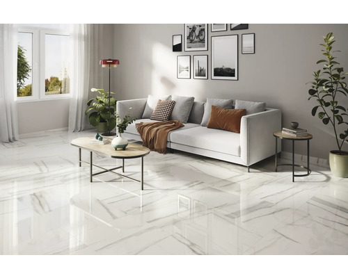 Heller Wohnraum mit Marmorfliesen, Sofa und Couchtisch.