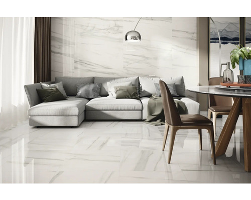 Heller Wohnraum mit Fliesen in Marmoroptik, grauer Eckcouch und Esstisch