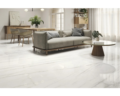 Heller Raum mit Sofa, Tisch und glänzendem Bodenbelag in Marmoroptik