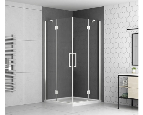 Eckdusche mit klaren Glaswänden und silberfarbenen Rahmen in einem Badezimmer.