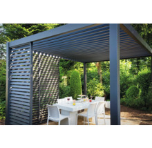 Pergola mit Lamellendach und Esstischgruppe im Garten