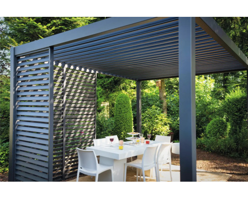 Pergola mit Lamellendach und Esstischgruppe im Garten