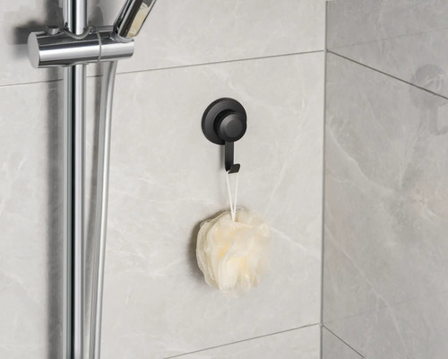 Duschszene mit Duschkopf, Duschstange, Badeschwamm und schwarzem Saugnapf Haken an der Wand