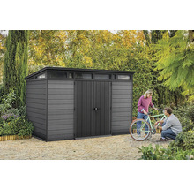 Grauer Geräteschuppen mit Oberlicht und zwei Personen, die ein Fahrrad reparieren