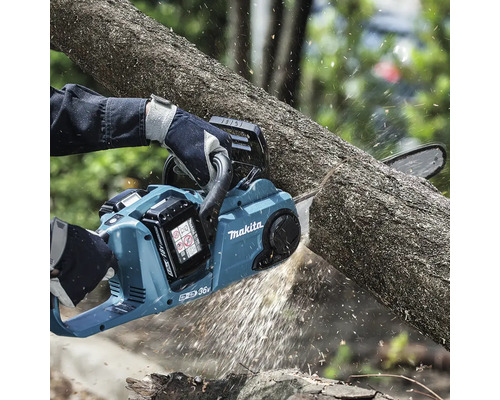 Makita Akku-Kettensäge beim Schneiden eines Baumstamms.