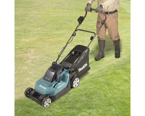 Makita Rasenmäher im Einsatz auf einer Rasenfläche.