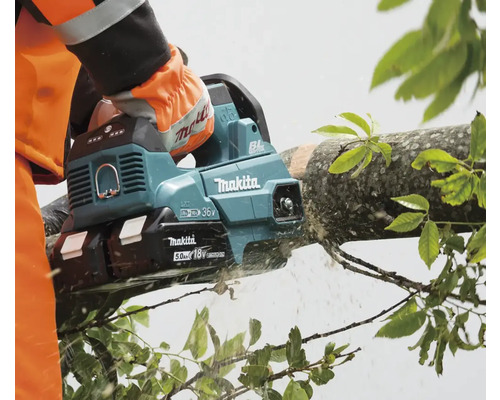 Makita Akku-Kettensäge beim Schneiden eines Astes