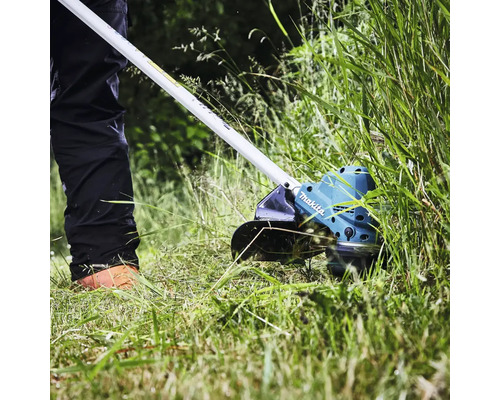 Makita Rasentrimmer im Einsatz zum Schneiden von Gras.