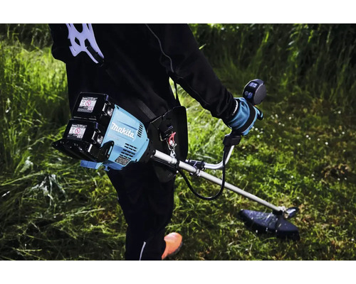Person mit Makita Akku-Rasentrimmer im Einsatz im Garten