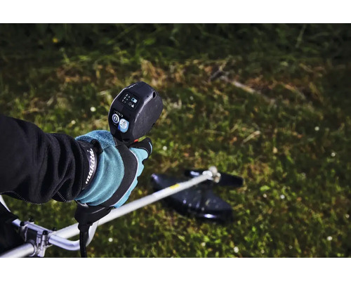 Person bedient einen Rasentrimmer von Makita mit Bedienelement