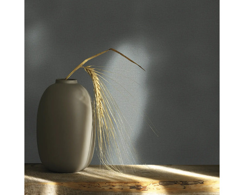 Vase mit Getreideähre auf einem Holztisch