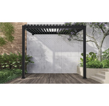 Schwarze Pergola aus Metall auf einer Terrasse im Garten.