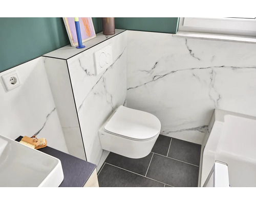 Modernes Badezimmer mit hängendem WC, Betätigungsplatte und Marmorfliesen