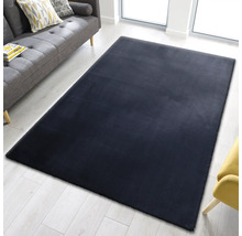 Rechteckiger Teppich im Wohnzimmer auf hellem Holzboden