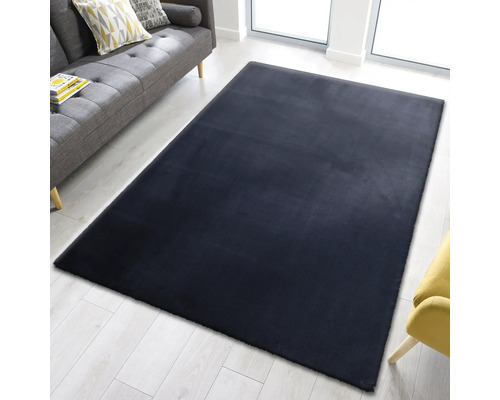 Rechteckiger Teppich im Wohnzimmer auf hellem Holzboden