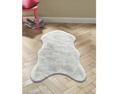 Weißer Teppich auf einem Holzboden