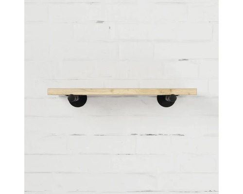 Holzregal mit schwarzen Metallhalterungen an einer Wand