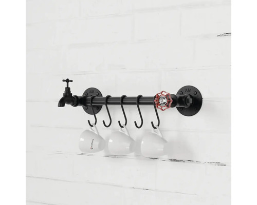 Schwarze Küchenreling mit Wasserhahn und Haken zum Aufhängen von Tassen