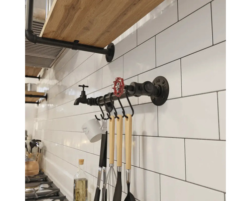 Küchenszene mit Wandregal und Utensilienhalter aus Metallrohren im Industriedesign