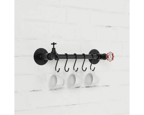 Schwarze Tassenleiste im Industrial Design mit Wasserhahn und Ventildekor zur Wandmontage.